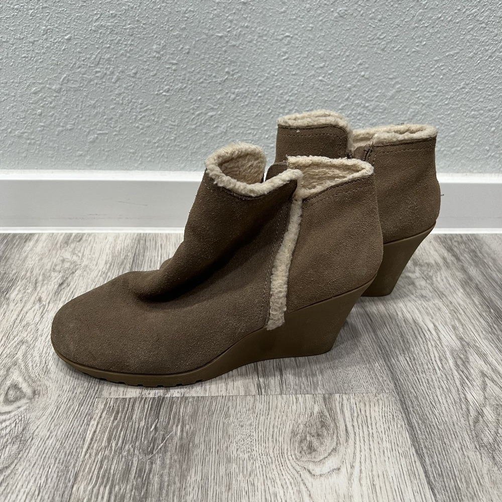 White Mountain Women 9 Suede Wedge Bootie Shearling Ankle Boot Comfortable Shoes